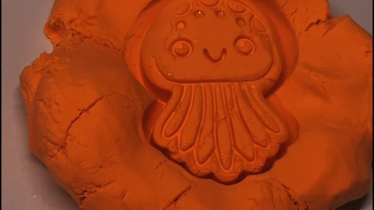 Ребёнок играет с песком Crazy Sand